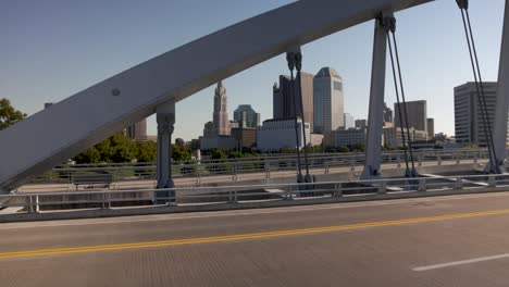 Horizonte-De-Columbus,-Ohio-Y-Puente-De-La-Calle-Principal-Con-Toma-Panorámica-De-Video-Gimbal-Caminando-De-Lado