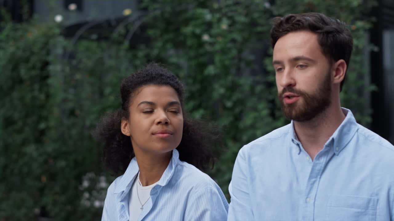dos empleados caminan hablando en el distrito de negocios de cerca. concepto de personas corporativas