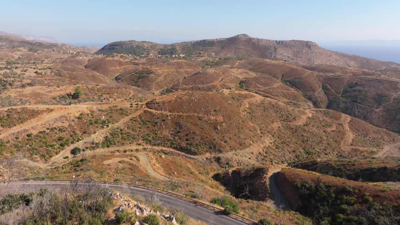 Veduta aerea di una strada di montagna tortuosa attraverso dolci colline, Turchia