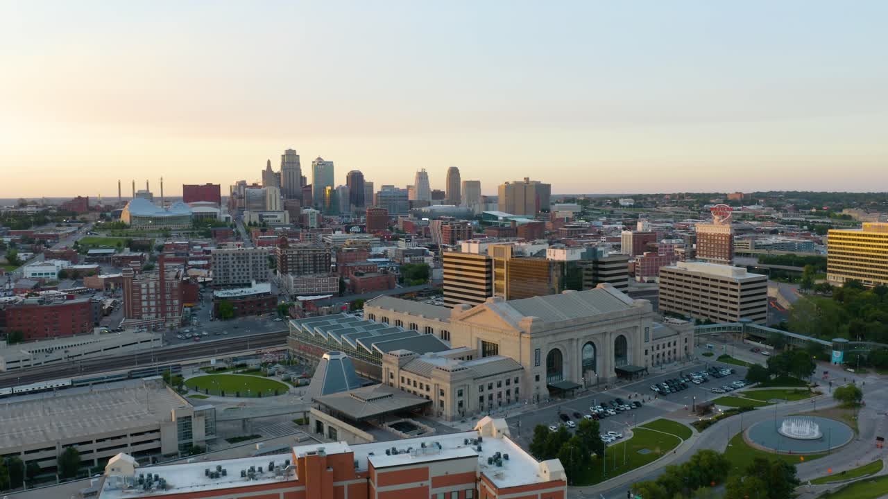 Utrolig luftfoto av Kansas City bybilde under sommersolnedgang i Missouri