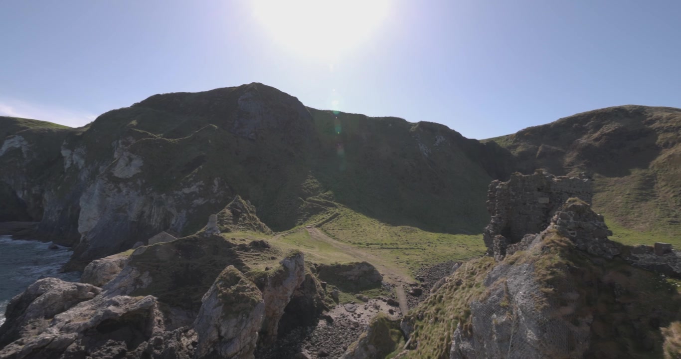Lenta panoramica che rivela il Castello di Kinbane e le splendide scogliere