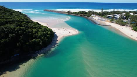 turistas en la orilla de la playa de woody en burleigh heads, queensland, australia