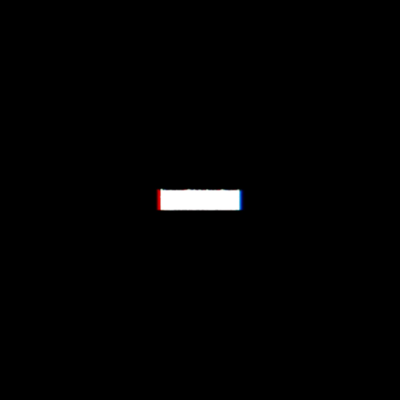 Сбоящая белая горизонтальная полоса с эффектом RGB на черном фоне.