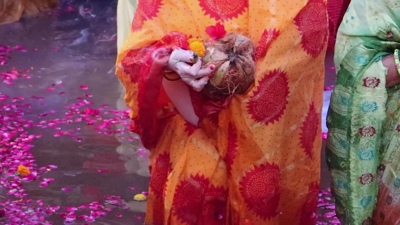 devota haciendo rituales sagrados en el festival desde diferentes ángulos el video se toma en las ocasiones del festival chhath que se utiliza para celebrar en la india del norte el 31 de octubre de 2022