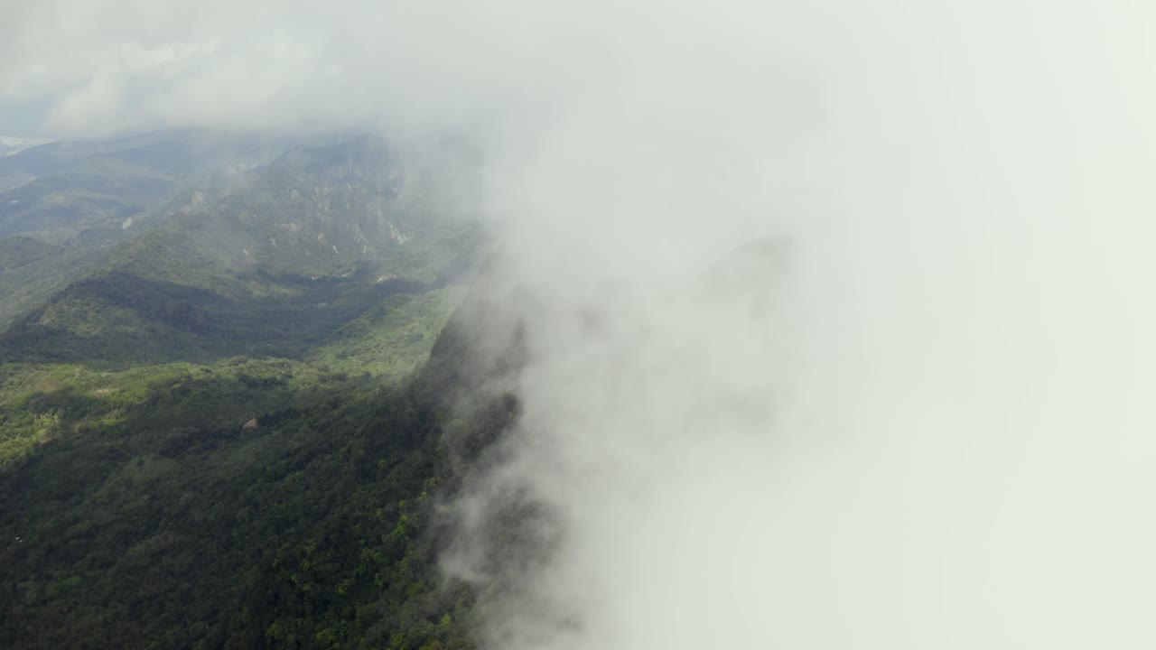 punto de vista de gran altitud sobre las montañas dulan nubladas, campo cultivado valle taitung debajo