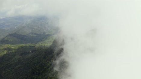 高處的觀景點在雲<unk>的杜蘭山脈上方,下面是泰<unk>山谷的農村