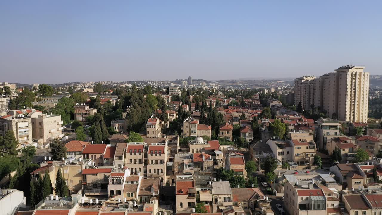 israel, jerusalén hermosa vista de los tejados del vecindario, vuelo hacia adelante, toma aérea