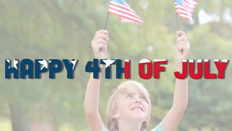 Text-Zum-Unabhängigkeitstag-Gegen-Einen-Jungen-Mit-Zwei-US-Flaggen
