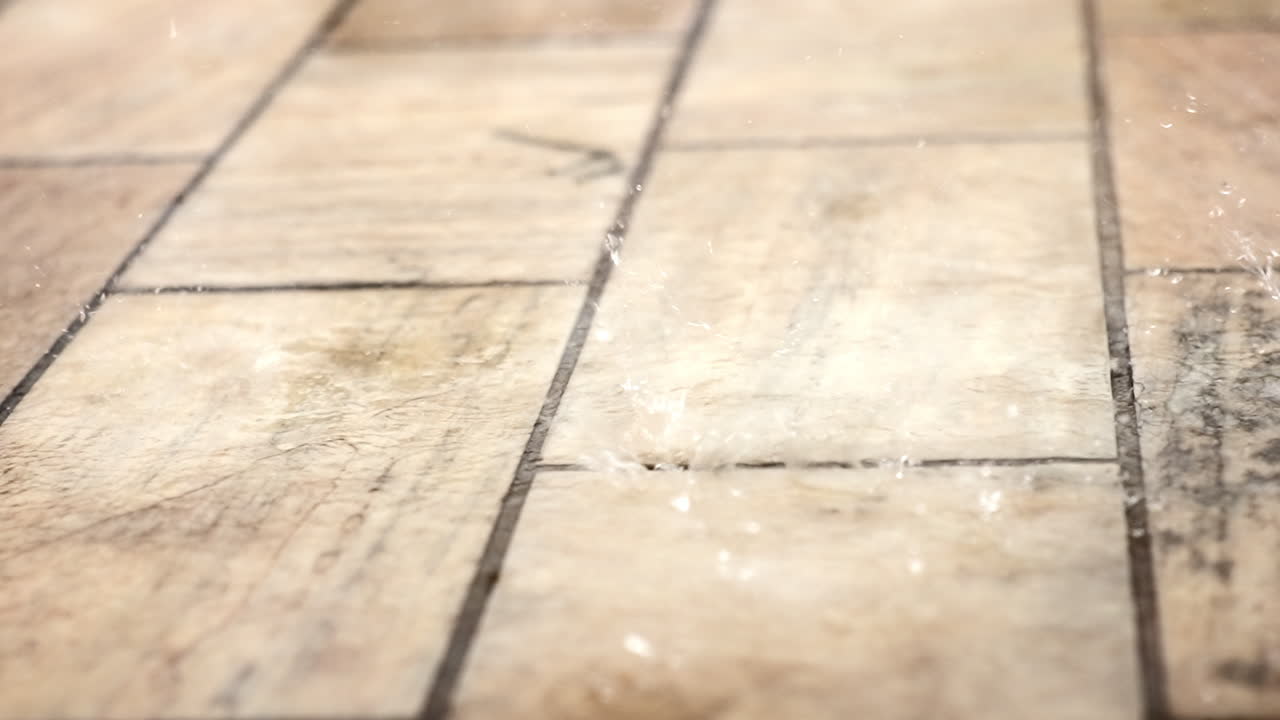 gotas de lluvia cayendo en cámara lenta en piedra rosada blanca con super cámara 4k a 240 fps