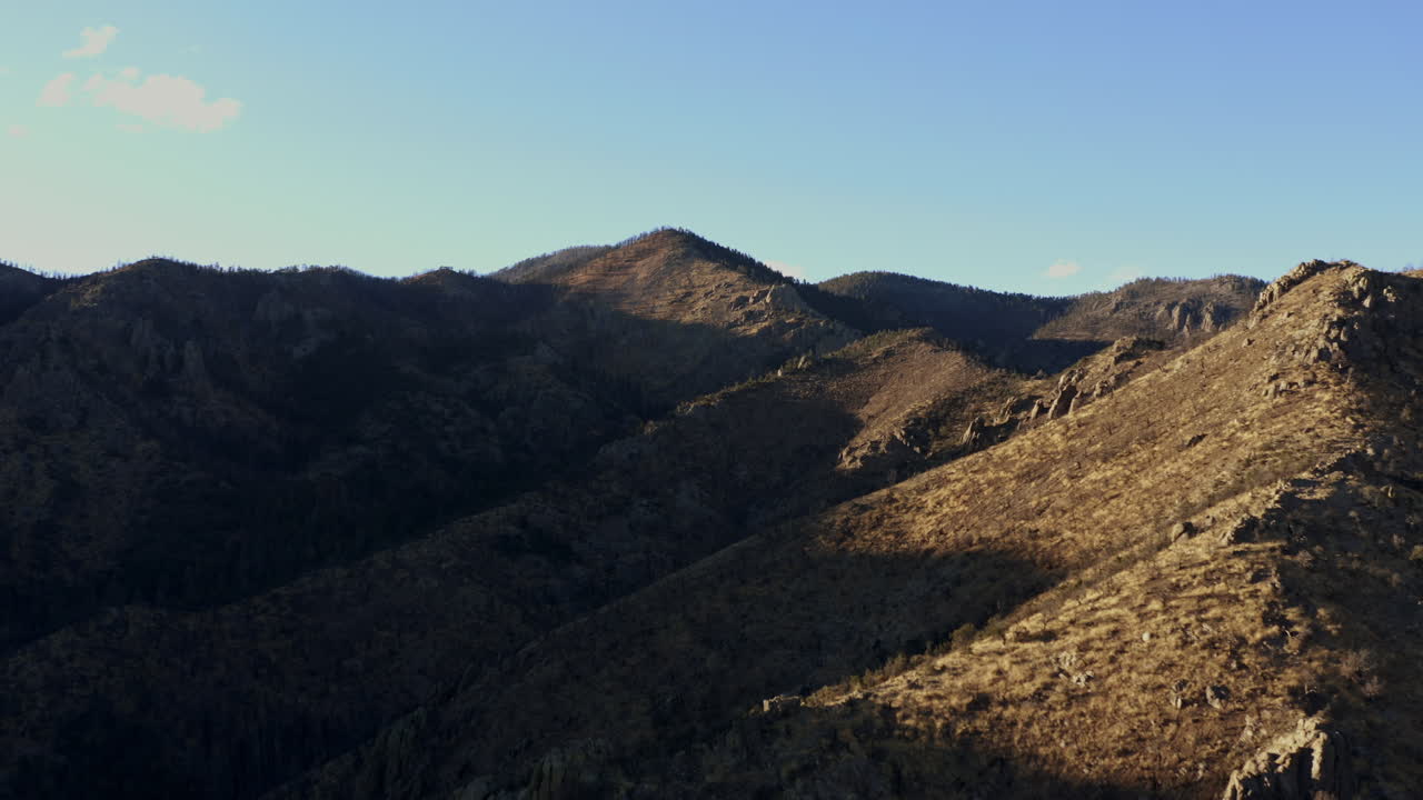 movimiento aéreo a través de la árida cordillera del desierto al atardecer, 4k