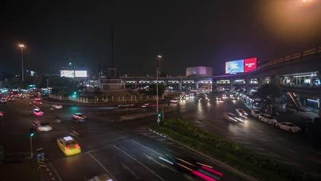 la intersección de tráfico nocturno de bangkok