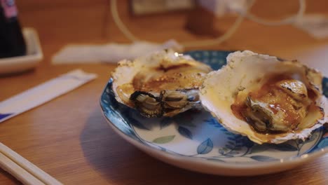 ostras a la parrilla en salsa de miso, en primer plano de 4k