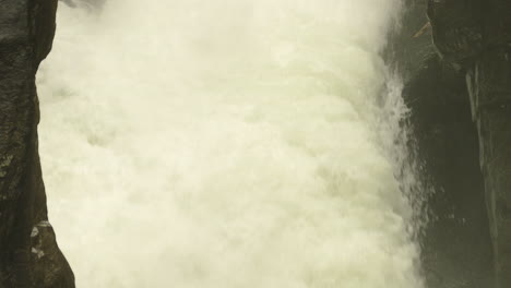 Increíble-Cascada-Con-Poderosas-Cascadas-En-Canadá.-De-Cerca