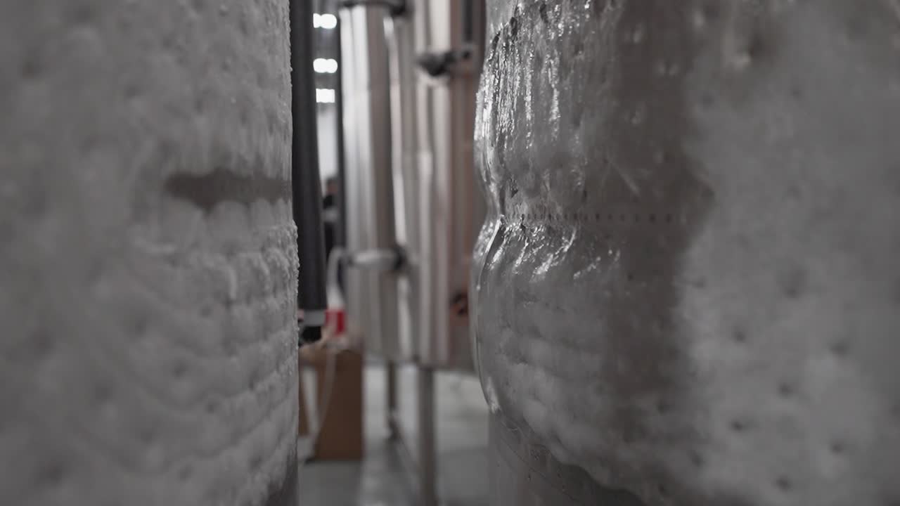 empujar entre fermentadores cónicos de cervecería helados - 30 fps