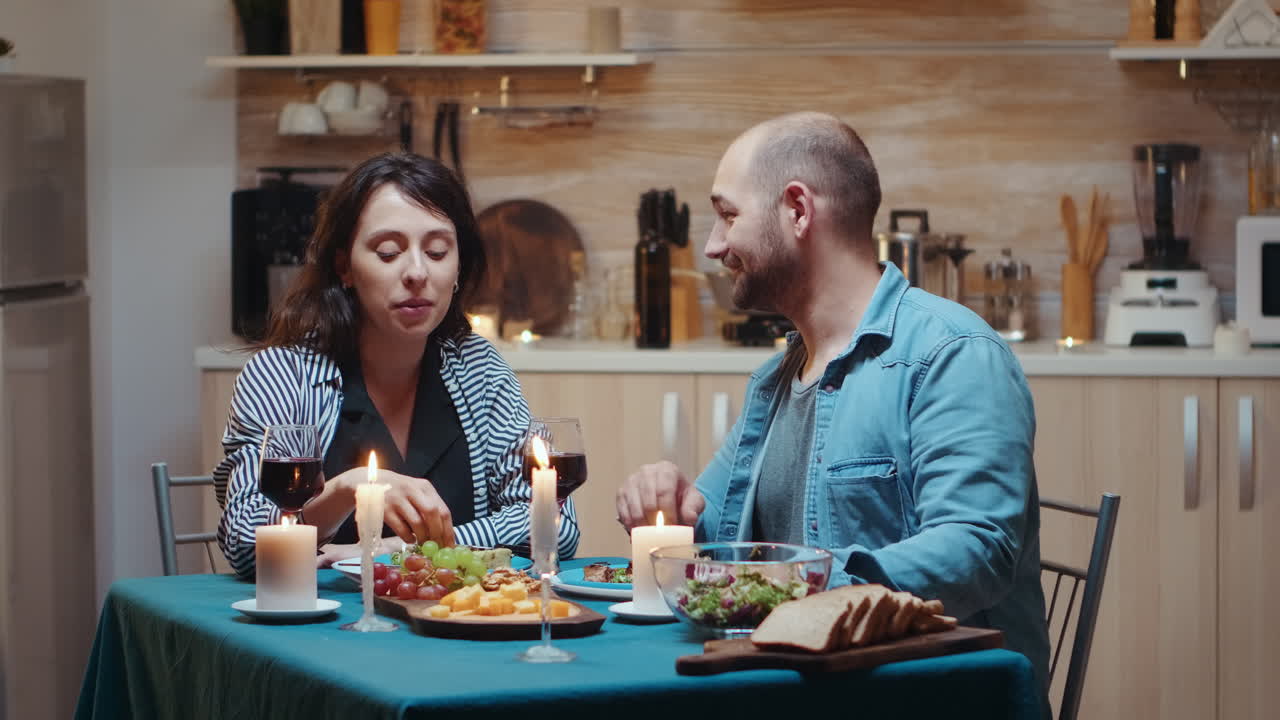 teniendo momentos divertidos en la cena