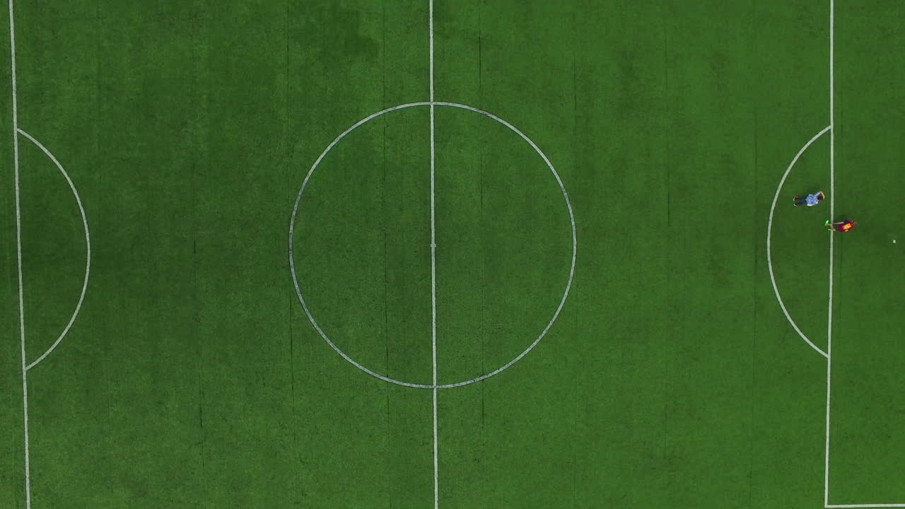 vista superior del marcador de fútbol en el campo verde