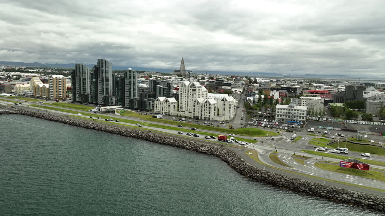 Edifici e case di Reykjavik, vista aerea dal mare, Islanda, giornata nuvolosa.