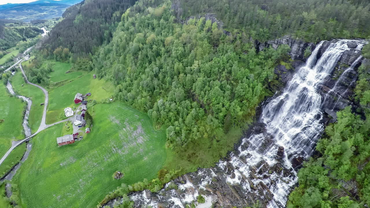 imágenes aéreas de la cascada de tvindefossen, noruega
