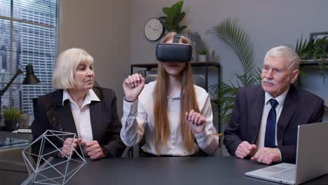 mujer de negocios usando casco de auricular de aplicación vr haciendo investigación viendo gráficos de realidad virtual en la oficina