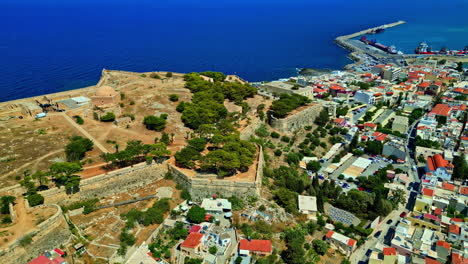 rethymno ciudad en la isla de creta, grecia, vista de avión no tripulado