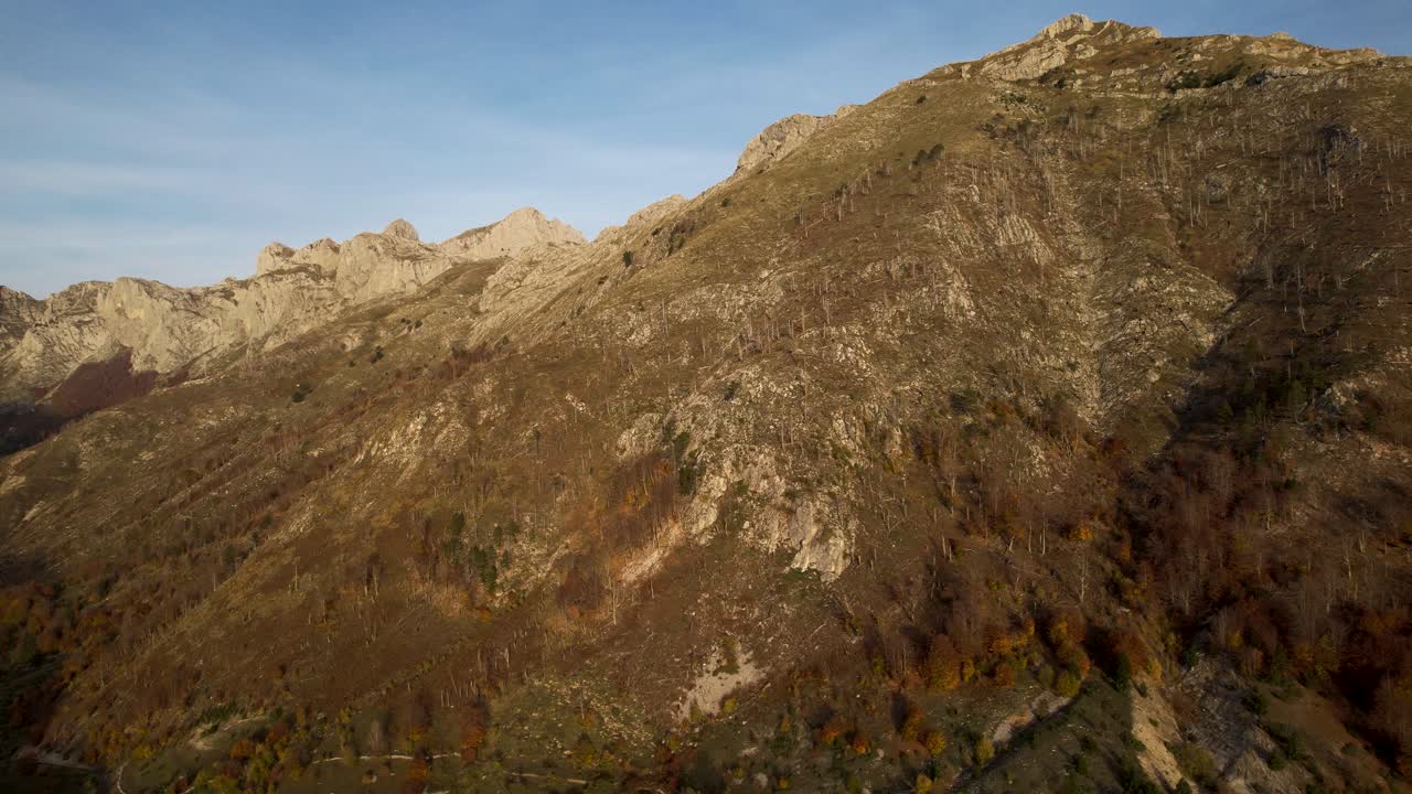 ladera de la montaña con árboles sin hojas en otoño, el lugar ideal para practicar senderismo en la naturaleza de los alpes albaneses