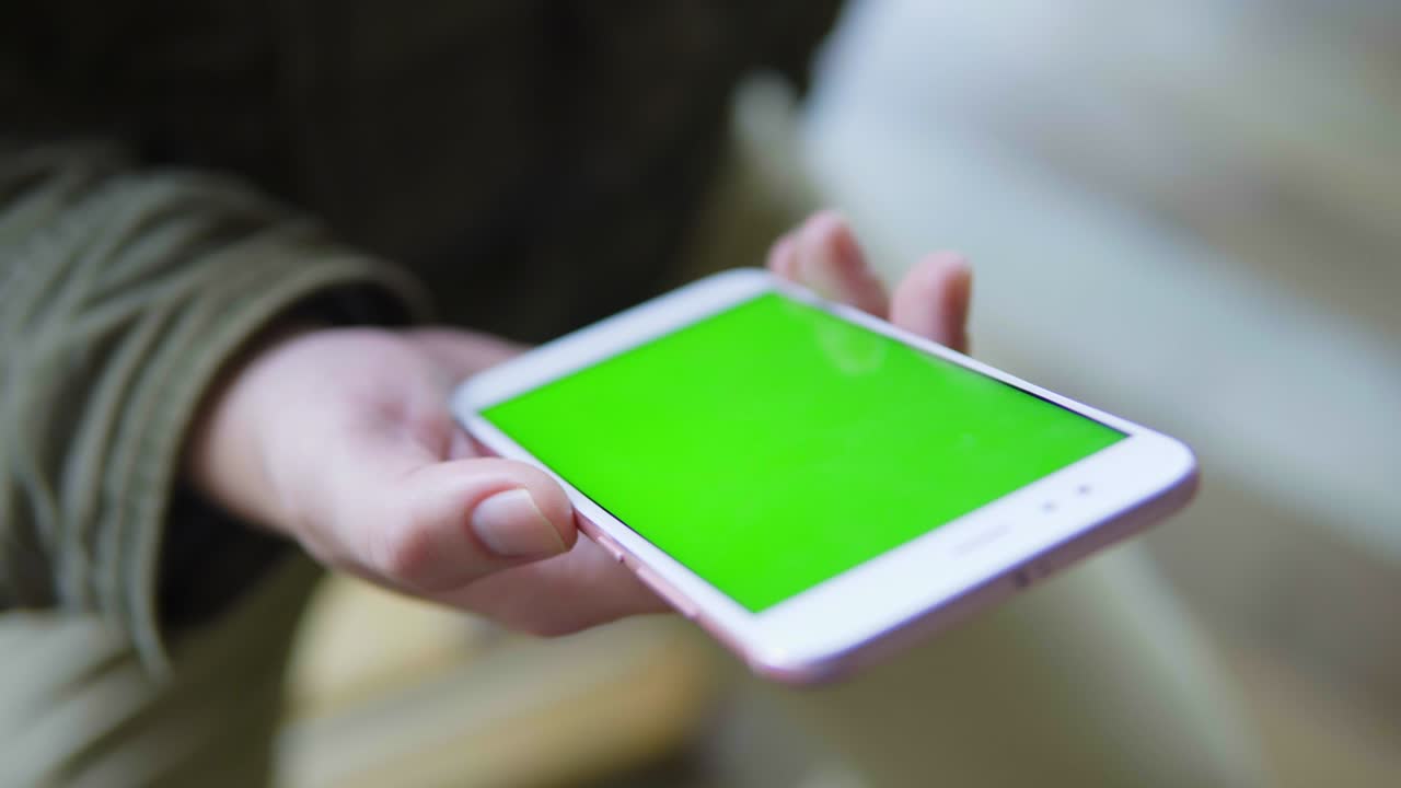 hombre toma teléfono celular con pantalla verde