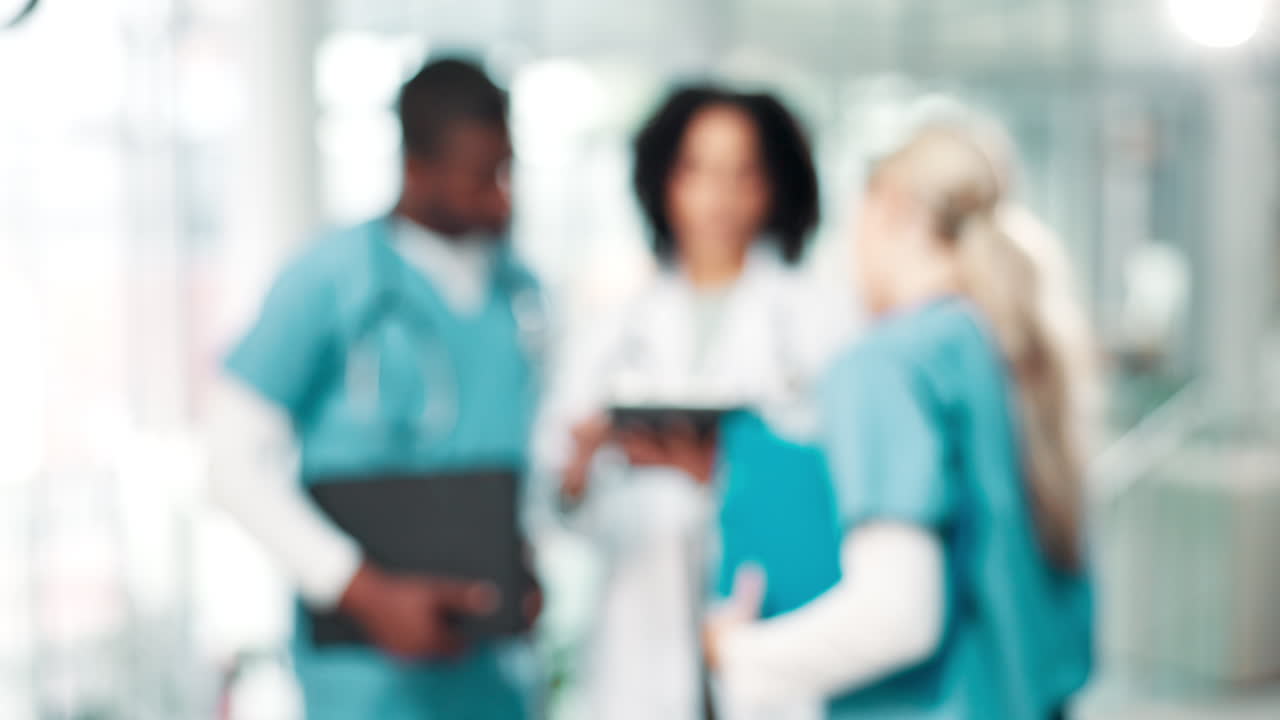La squadra medica discute della cura del paziente