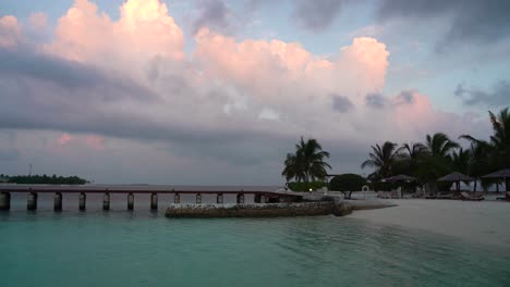 Erstaunlicher-Sonnenuntergang-Mit-Rosa-Wolken-Auf-Den-Malediven-inseln