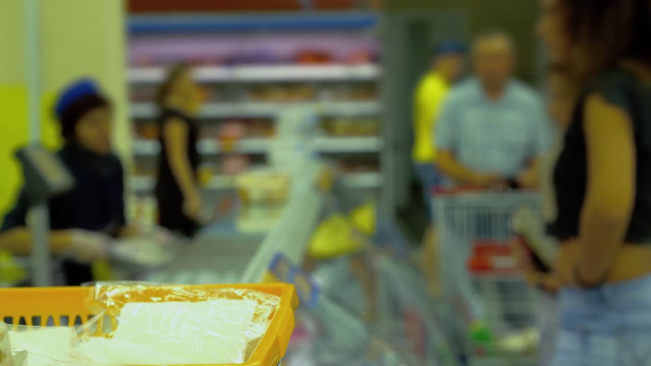 los compradores eligen las ensaladas los empleados de la tienda empacan