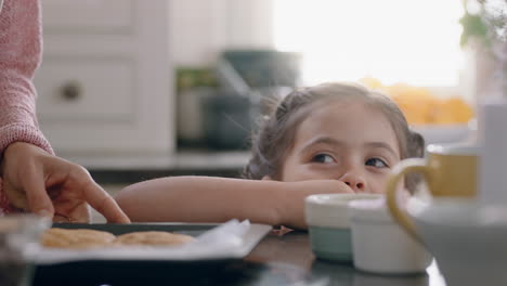 Hübsches-Kleines-Mädchen-Stiehlt-Süßigkeiten,-Während-Seine-Mutter-In-Der-Küche-Backt.-Hinterlistiges-Kind-Genießt-Köstliche-Leckereien-Und-Hat-Spaß-Zu-Hause