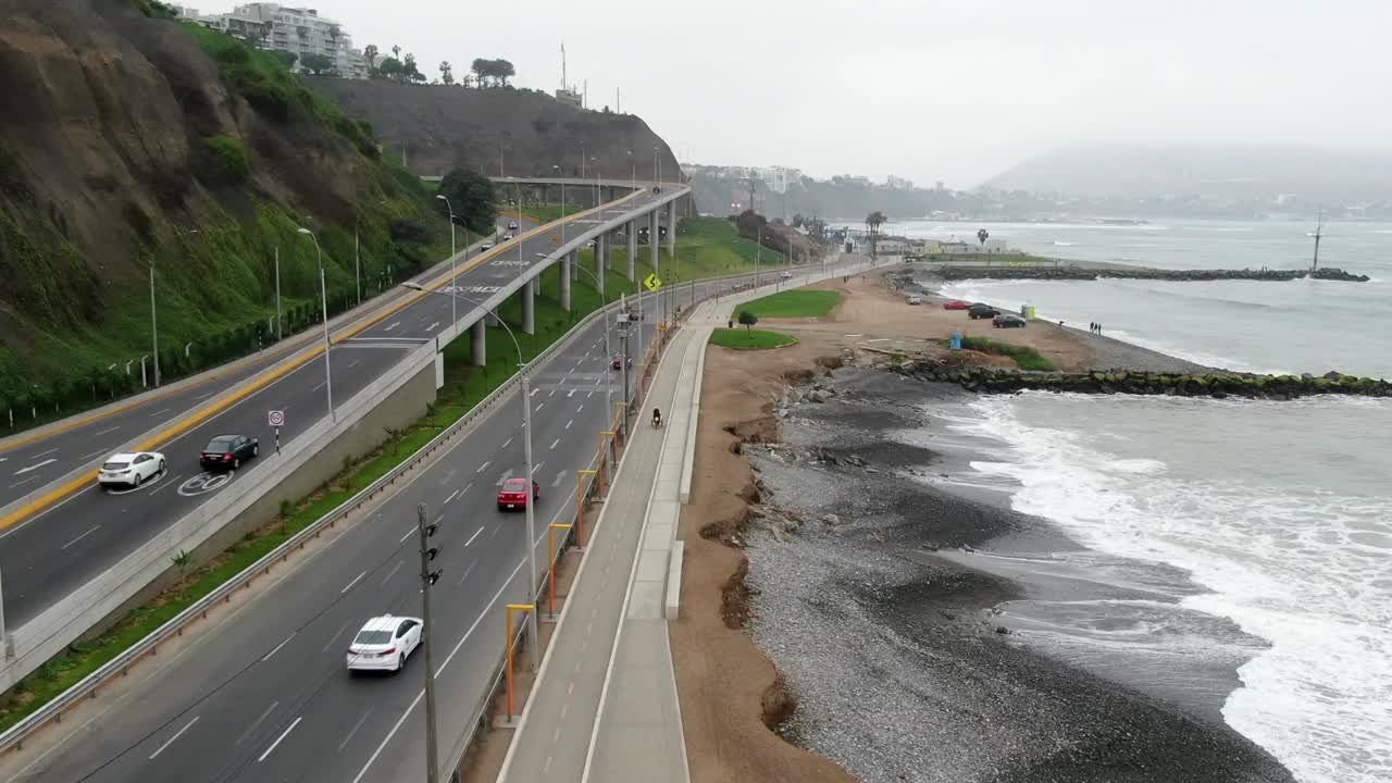 coches que viajan en la carretera escénica de la playa a lo largo de playa la estrella en lima, perú