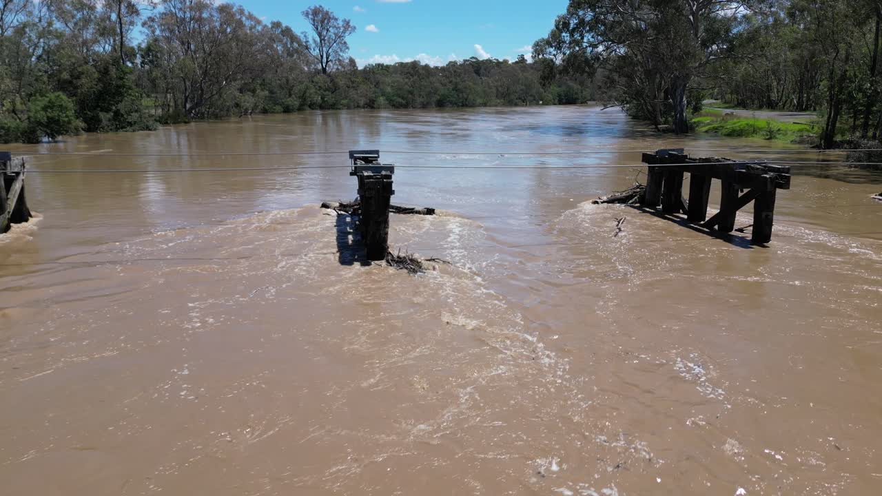 tomada de un avión no tripulado del río goulburn inundado con un viejo puente