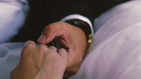 Bräutigam-Streichelt-Finger-Der-Zukünftigen-Frau-Mit-Verlobungsring