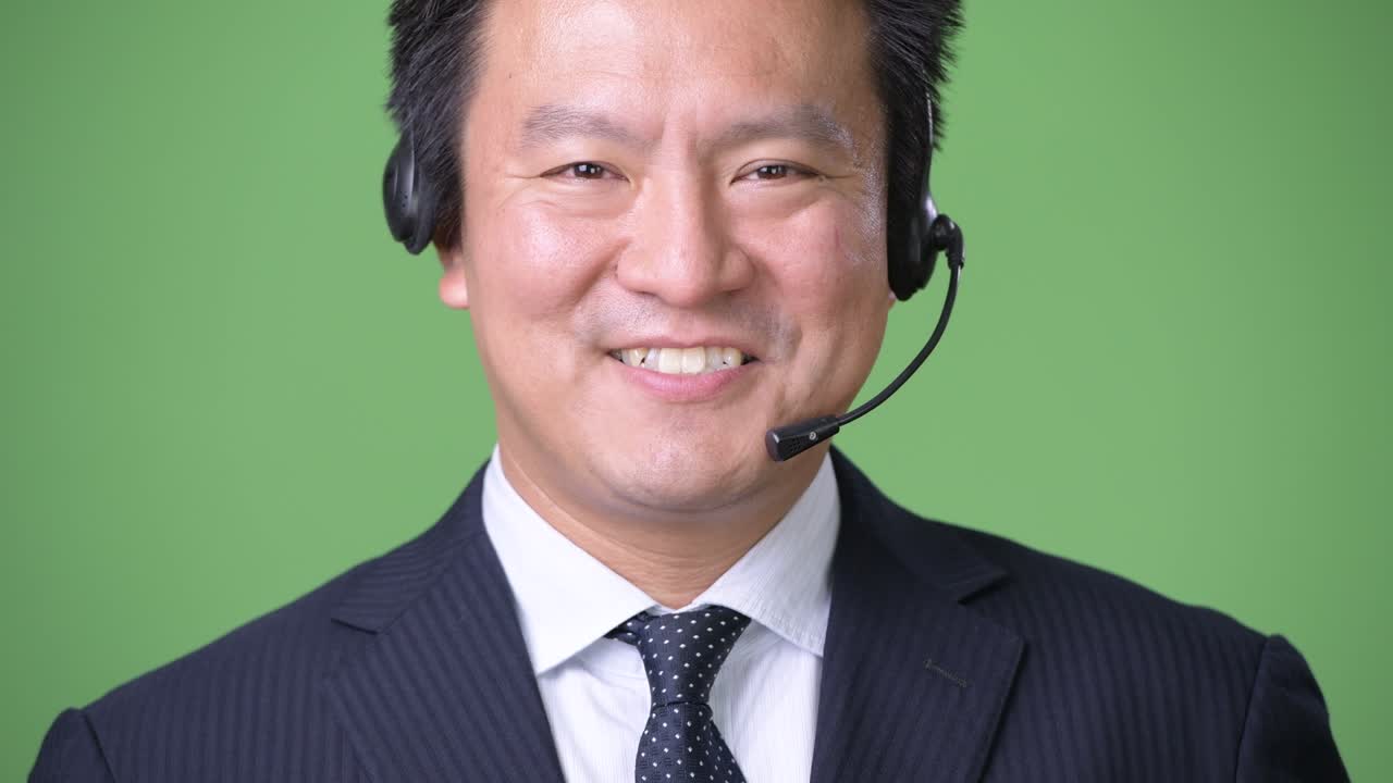 녹색 배경에 성숙한 일본 사업가