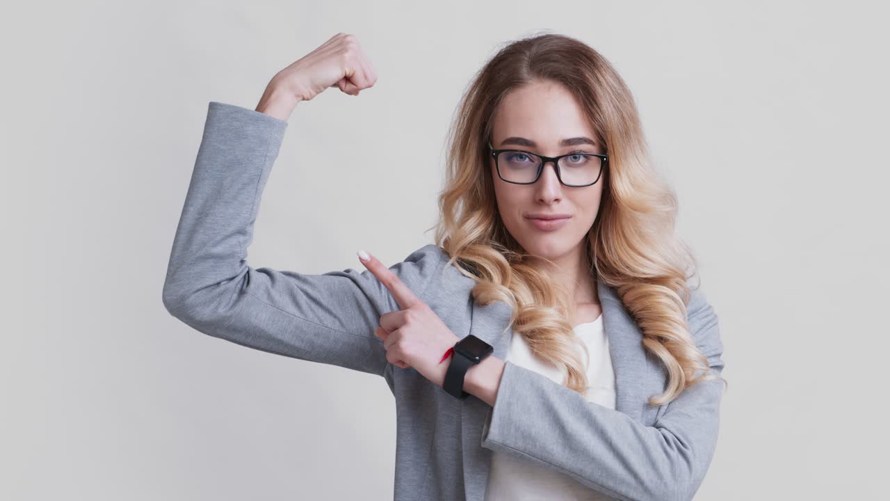 자신감 넘치는 사업가 여성