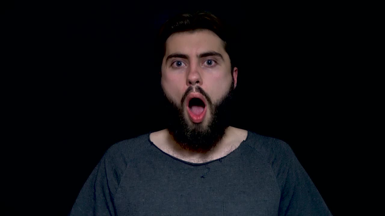 충격에 빠진 남자