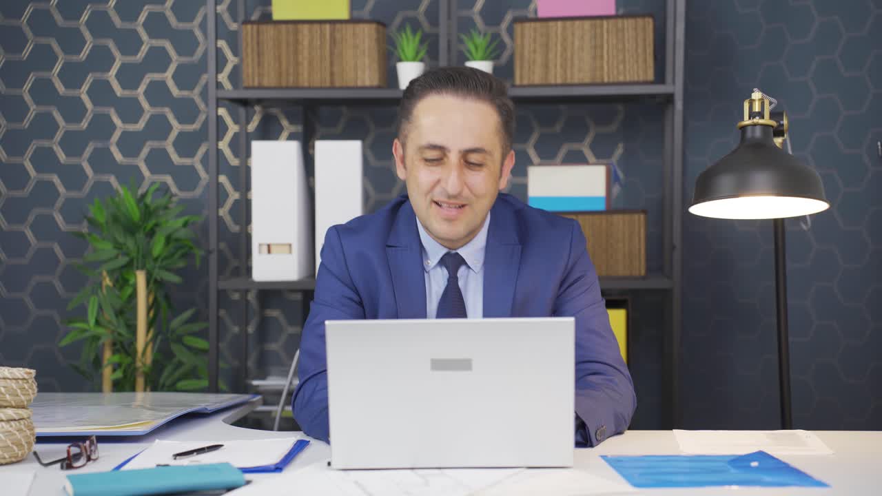 Uomo d'affari allegro che si allena ballando