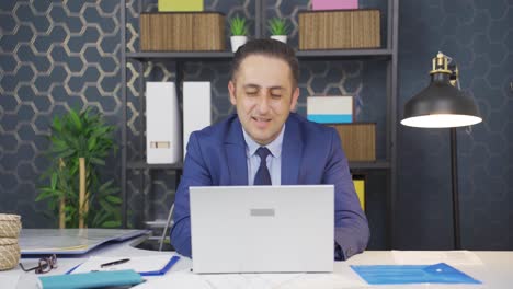 un hombre de negocios alegre que trabaja bailando.