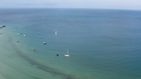 Veleros-En-El-Sereno-Paisaje-Marino-De-La-Bahía-De-St-Ives-En-Cornwall,-Inglaterra,-Reino-Unido