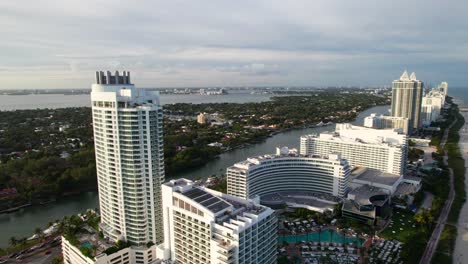 Panorama-of-the-Fontainebleau-Hotel-in-Miami-Beach