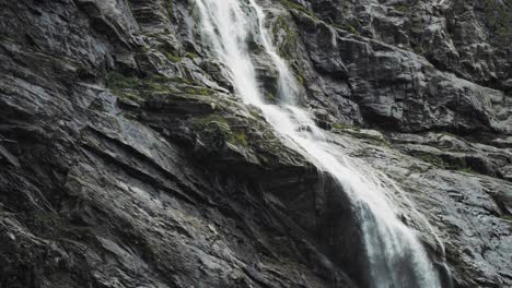 Zeitlupenaufnahme-Eines-Wunderschönen-Wasserfalls-Beim-Abschmelzen-Des-Kjenndalsbreen-Gletschers-Im-Jostedalsbreen-Nationalpark,-Norwegen,-Tagsüber