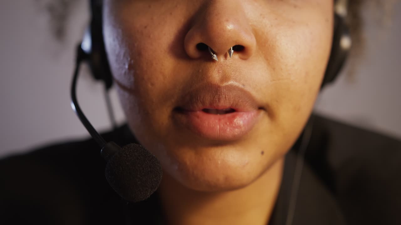 비디오 통화 중인 여성