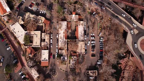 Vista-Aérea-Del-Pueblo-Comercial-De-Artes-De-Tlaquepaque-En-Sedona,-Arizona,-EE.UU.