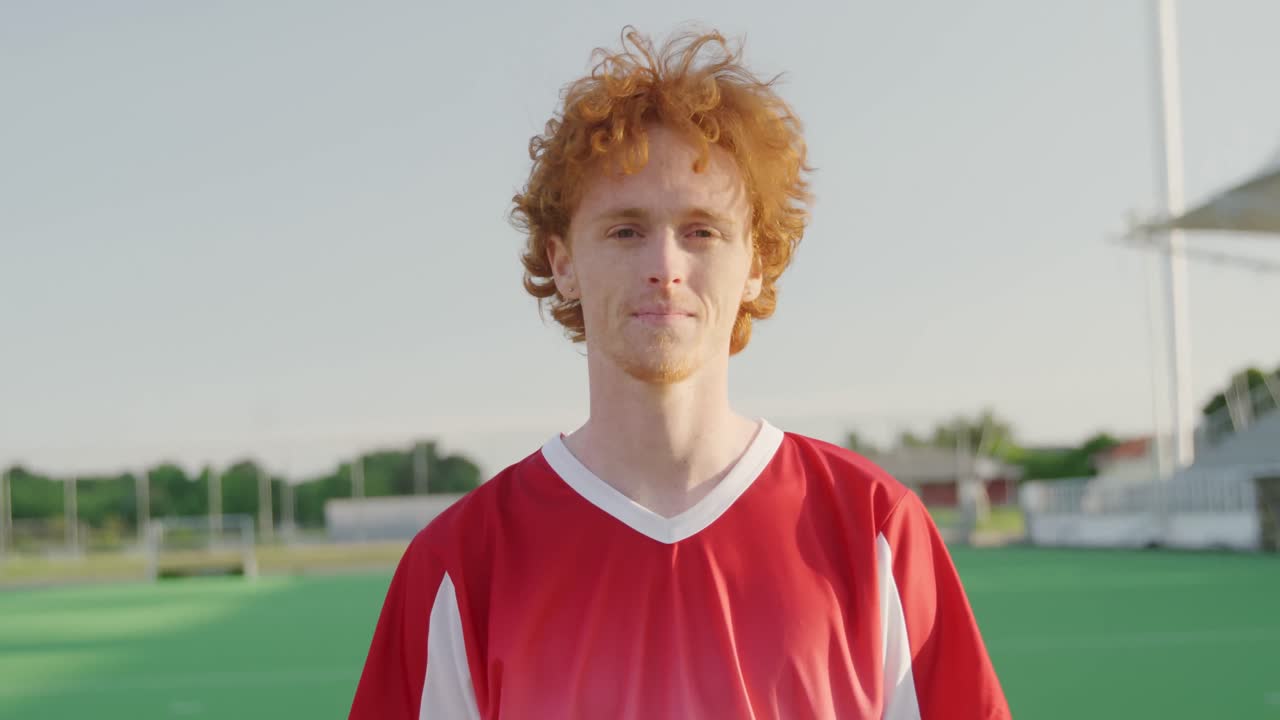 카메라를 보고 있는 하키 선수