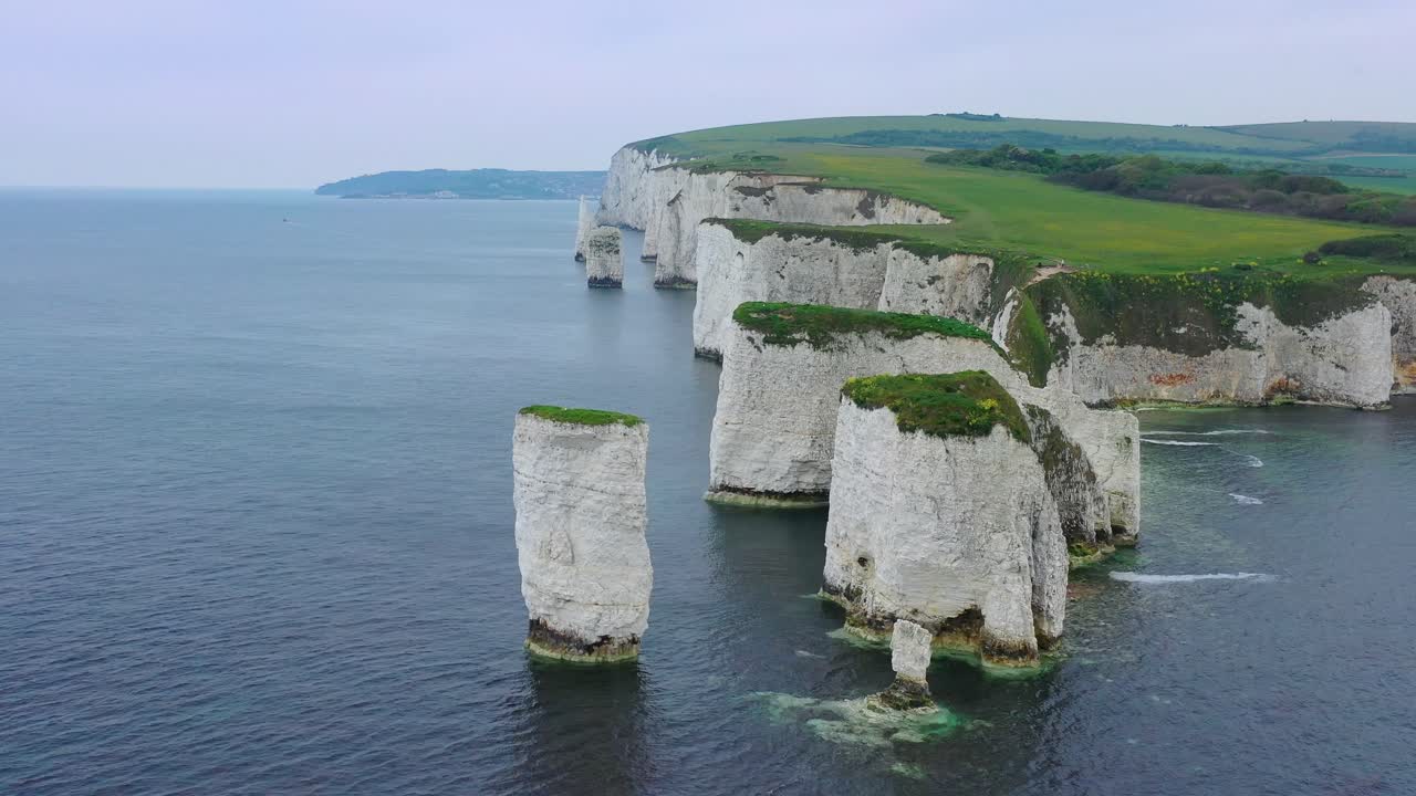 영국 남부 해안의 오래된 해리스 바위 근처 도버의 하얀 절벽 위의 아름다운 공중 3