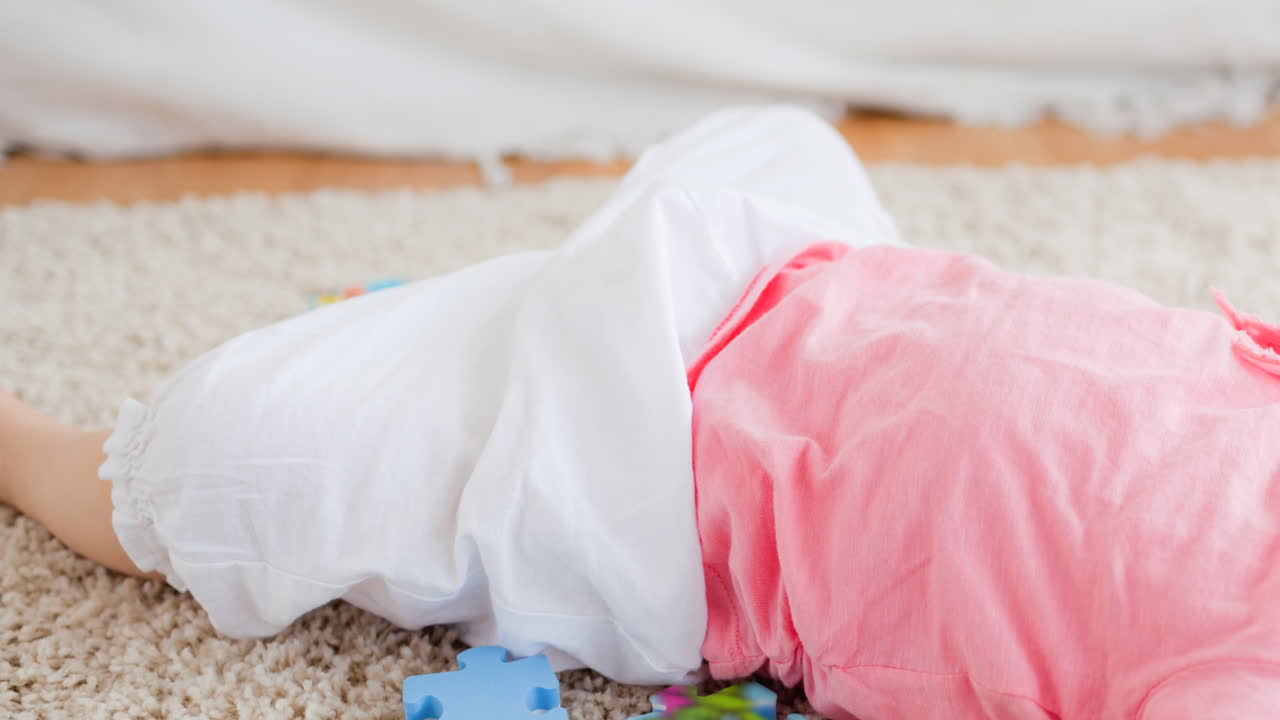 누워있는 백인 아기 에 파란색 퍼즐 조각의 애니메이션