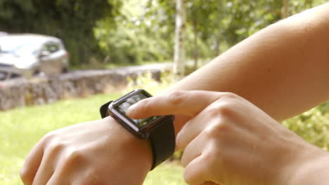 un primer plano de alguien usando su reloj inteligente