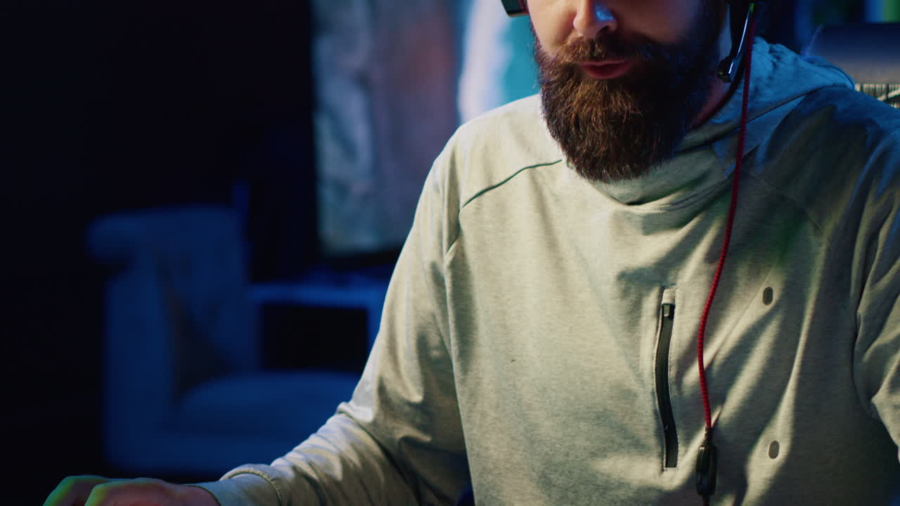 feliz jugador profesional juego de transmisión mientras habla con los suscriptores usando auriculares micrófono