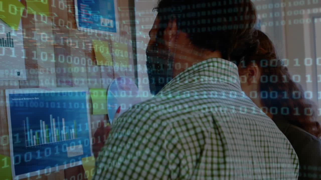 animación de procesamiento de datos de codificación binaria sobre diversas personas de negocios en la oficina.