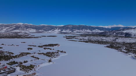 Zugefrorener-See,-Dillons-Verschneiter-Winter,-Drossel,-Blauer-Himmel,-Kalt,-Colorado,-Luftaufnahme,-Drohne,-Frisco,-Silverthorne,-Keystone,-Breckenridge,-Landschaftsansicht,-Greys-Und-Torreys,-Fourteener,-I70,-Vorwärtsschwenk,-Aufwärtsbewegung-Offenbaren